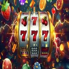 Tampilan live casino maniak play dengan dealer sungguhan di meja baccarat dan blackjack secara real-time